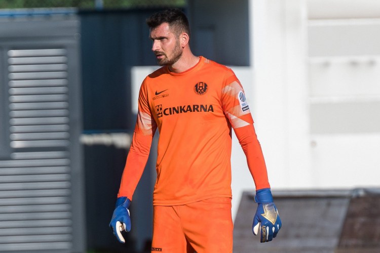 "Sabah"ın rəqibi qapıçısı ilə yollarını ayırdı - RƏSMİ