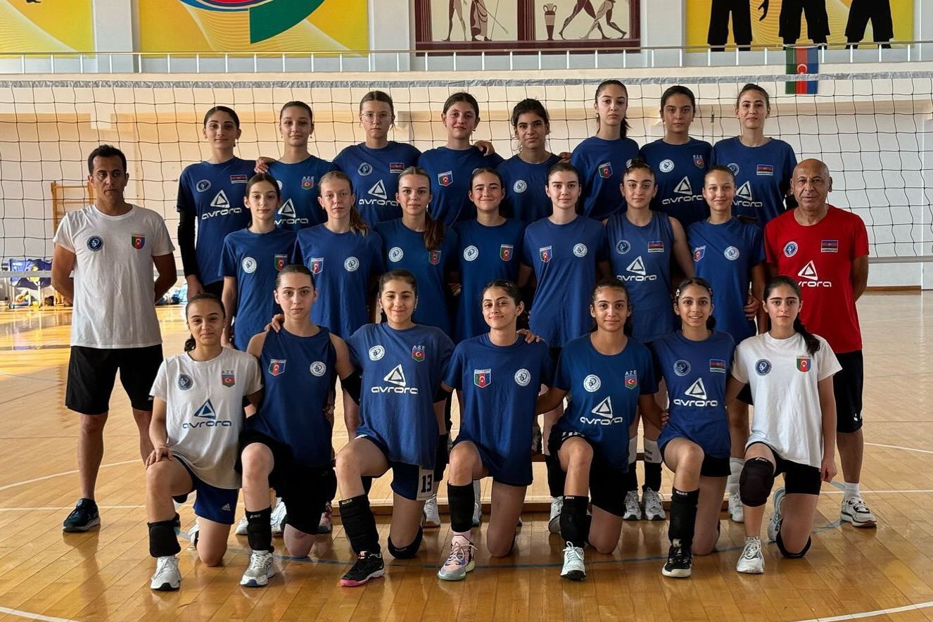 Yeniyetmə voleybolçular Qaxda bir araya gəlib