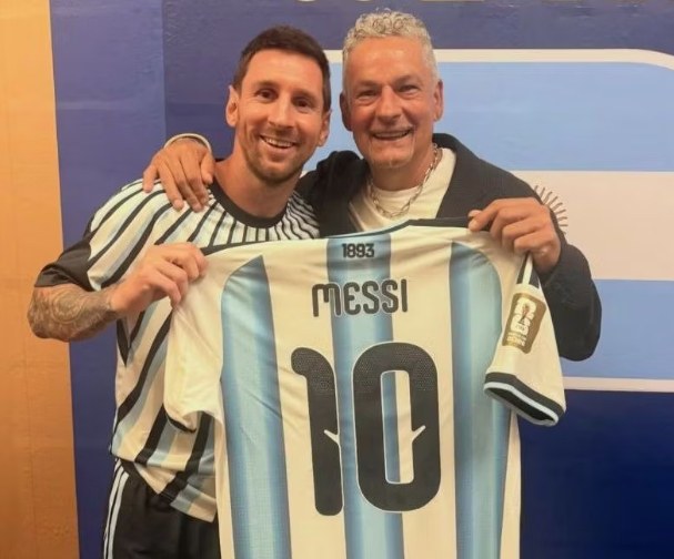 Baccio Messi ilə fotosunu paylaşdı: "Hədiyyən üçün təşəkkür edirəm"