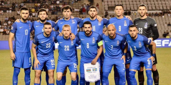 Millimizi üç öpüb bir dişləyən rəqiblə matçına baxış