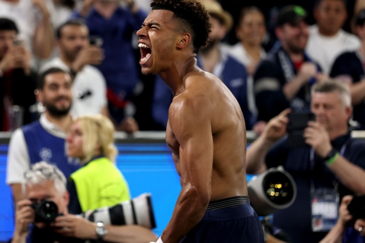 KDÇ: PSJ-nin hücumçusu ən yaxşı gənc futbolçu seçildi