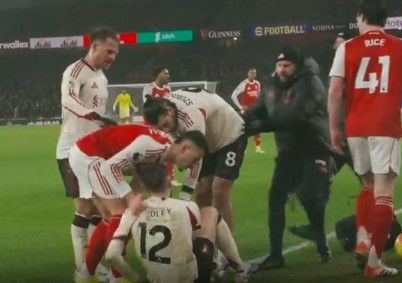 "Arsenal"ın futbolçusu "Liverpul"un müdafiəçisindən üzr istədi