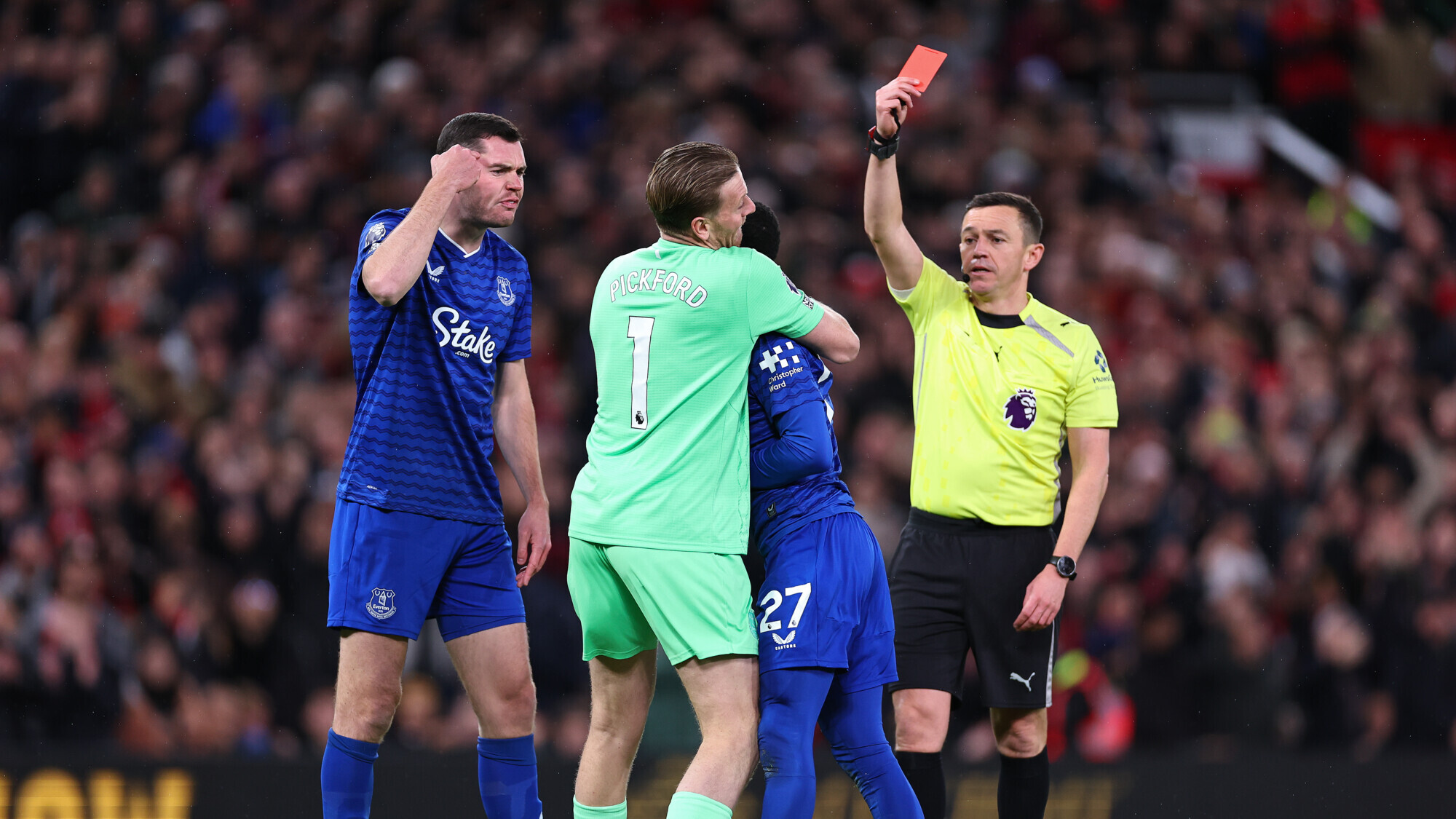 "Everton"un müdafiəçisi bu hərəkətə görə son 25 ildə meydandan qovulan 3-cü oyunçu oldu