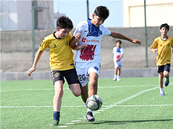 37 futbolçu, 3 oyun