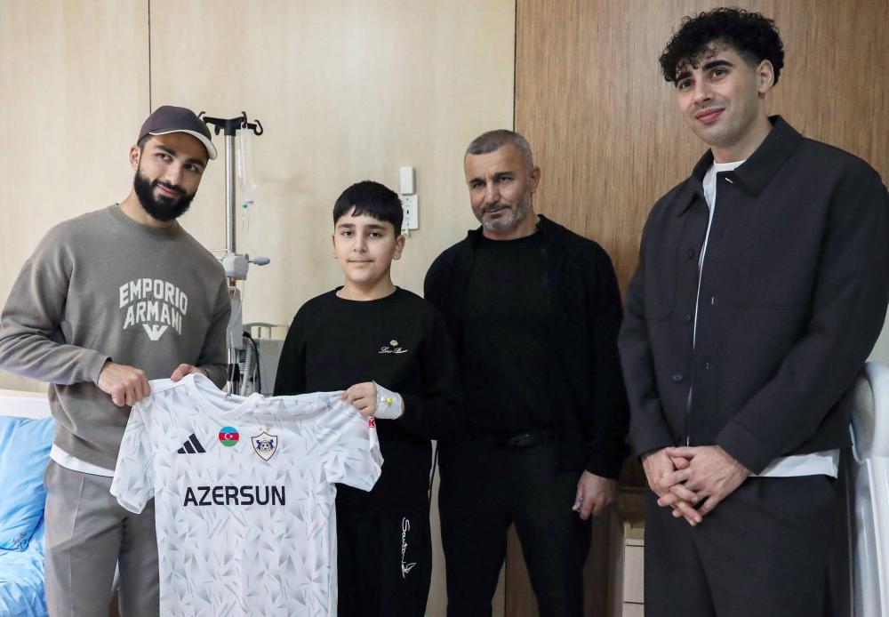 Qurban Qurbanov və "Qarabağ"ın futbolçuları Onkologiya Mərkəzinin Uşaq Klinikasını ziyarət ediblər