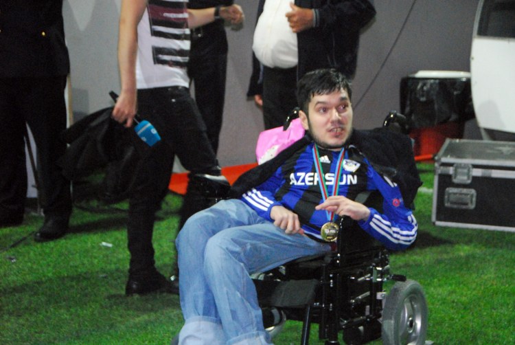 "Qarabağ" fanatı futbol ictimaiyyətindən yardım istədi