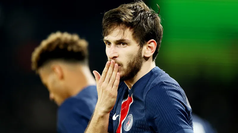 Xviça Kvaratsxeliya PSJ-nin heyətində bunu bacaran ilk oyunçuçu oldu