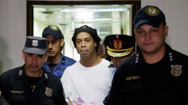 Ronaldinyo 32 günlük türmə həyatını yada salıb, həbsdə qazandığı mükafatdan danışıb