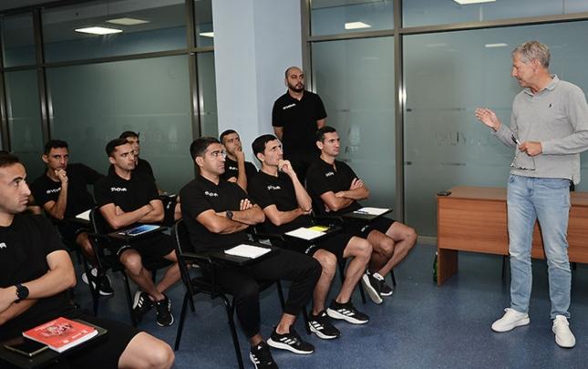 Yeni sədr hakimləri başına yığdı