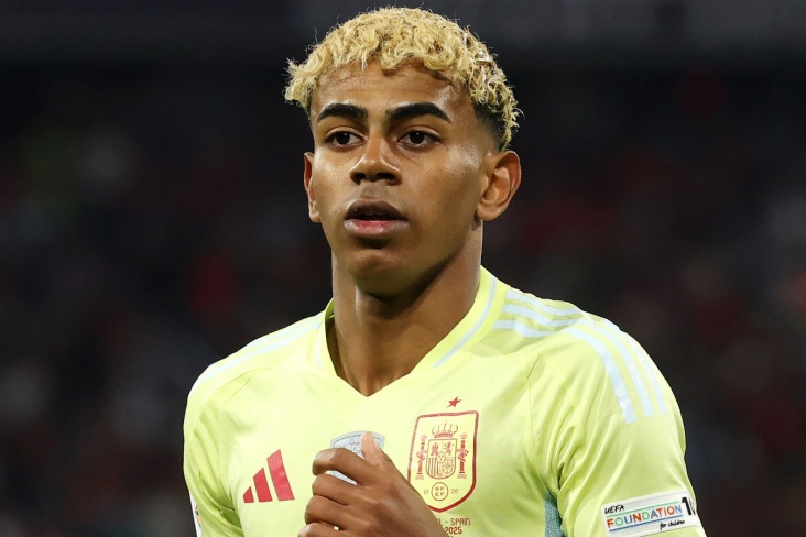 Lamin Yamal evindəki ən dəyərli əşyanın adını çəkdi