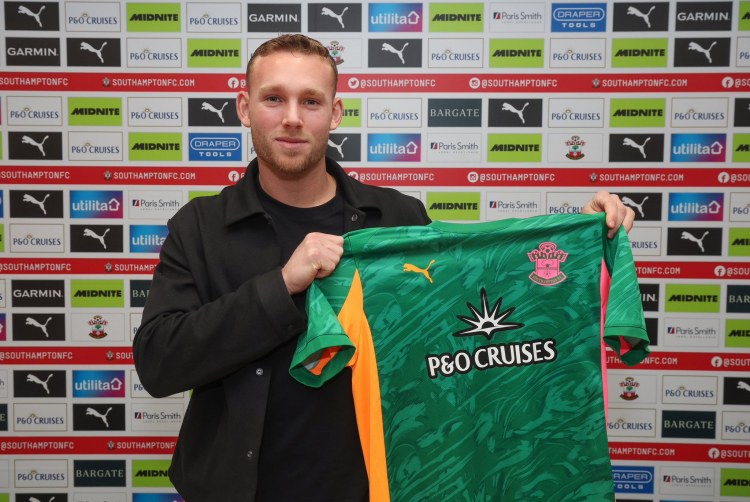 "Bavariya" qapıçısını İngiltərəyə göndərdi