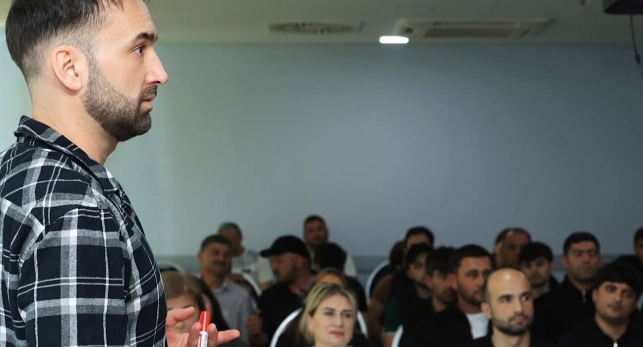 “Üzməyi Öyrənək” layihəsində çalışacaq məşqçilər üçün seminar başladı