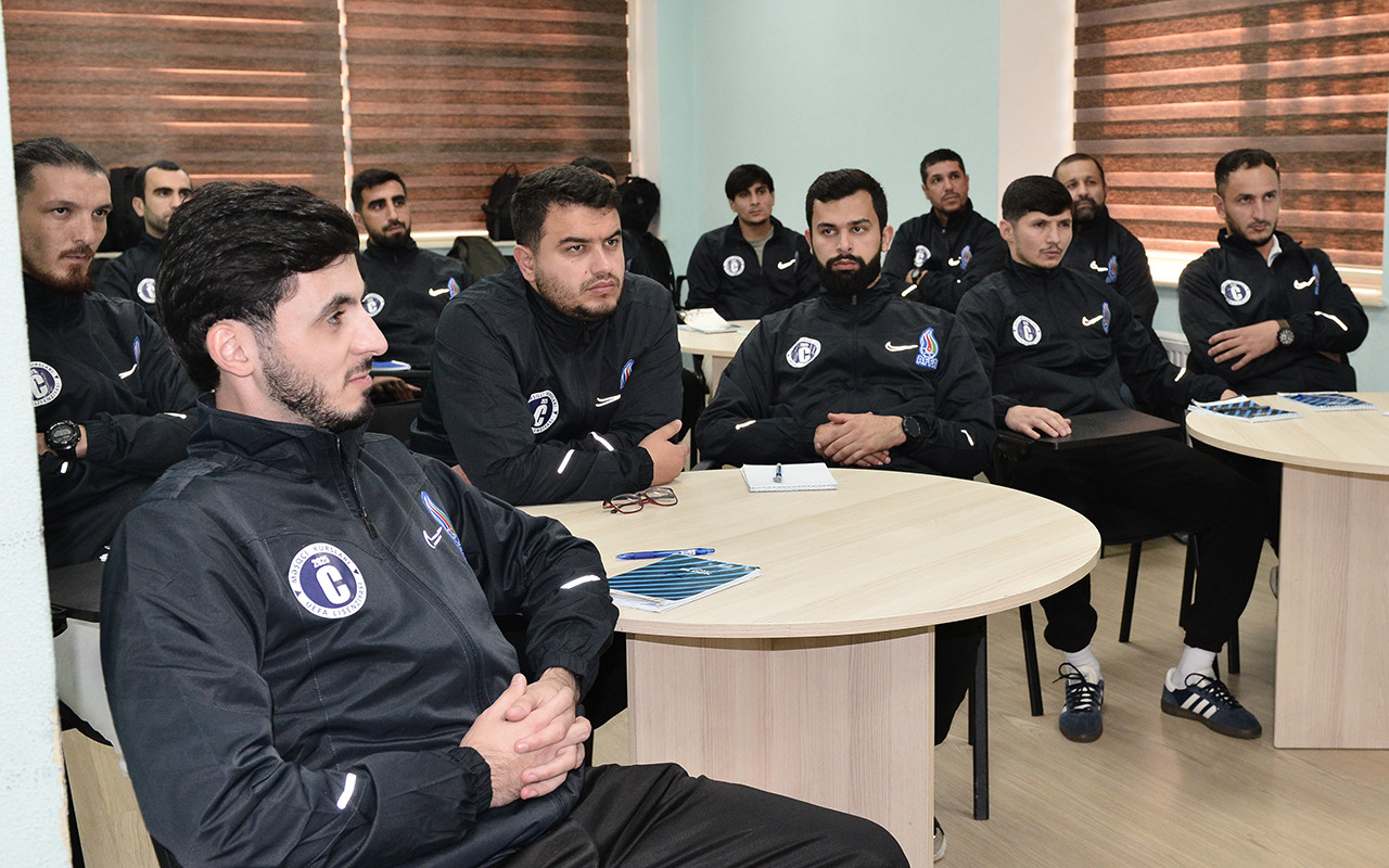 C kateqoriyası üçün məşqçi kursları davam edir