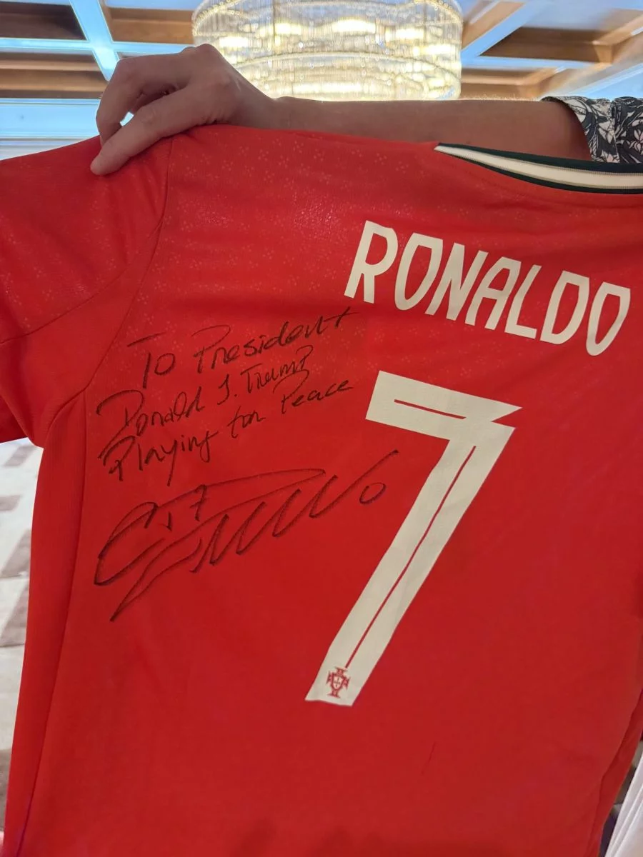 Ronaldo ölkə prezidentinə forma hədiyyə etdi