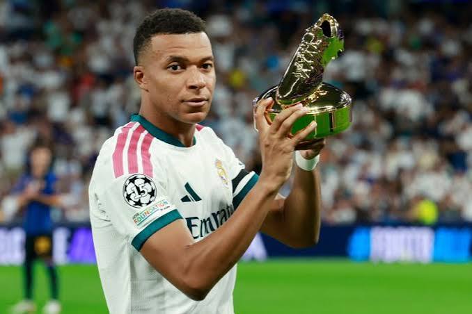 Kilian Mbappe Lamin Yanalı geridə qoydu
