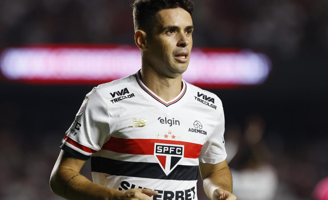 Tanınmış futbolçu “butslarını asdı”