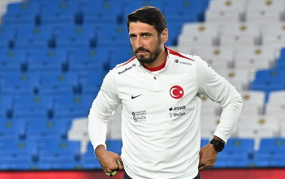 Türkiyə millisinin baş məşqçisi oyun zamanı huşunu itirdi