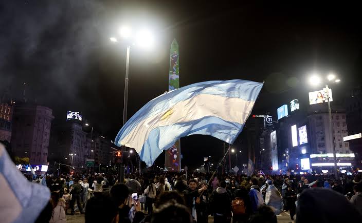 Argentina klubunun azarkeşləri brazliyalı futbolçulara hücum edib