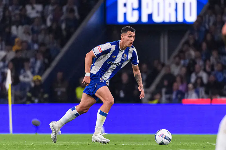"Porto" polyak müdafiəçi ilə müqaviləni uzatdı