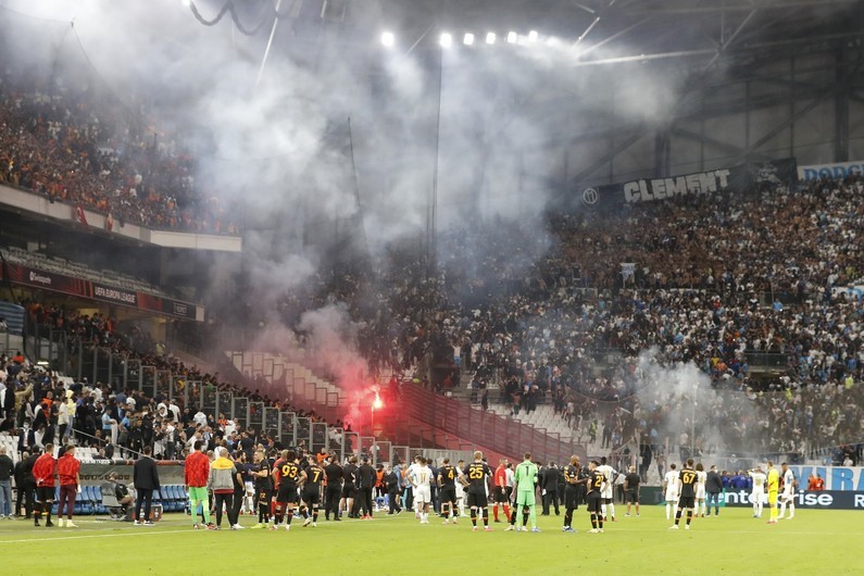 Payetə su şüşəsi atan azarkeş həbs olundu