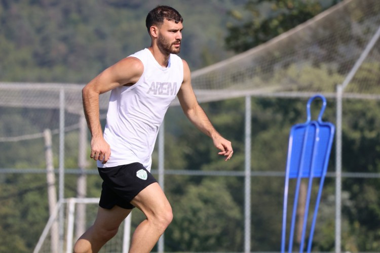 Futbolçumuz oyunu ehtiyat oyunçular skamyasından izlədi