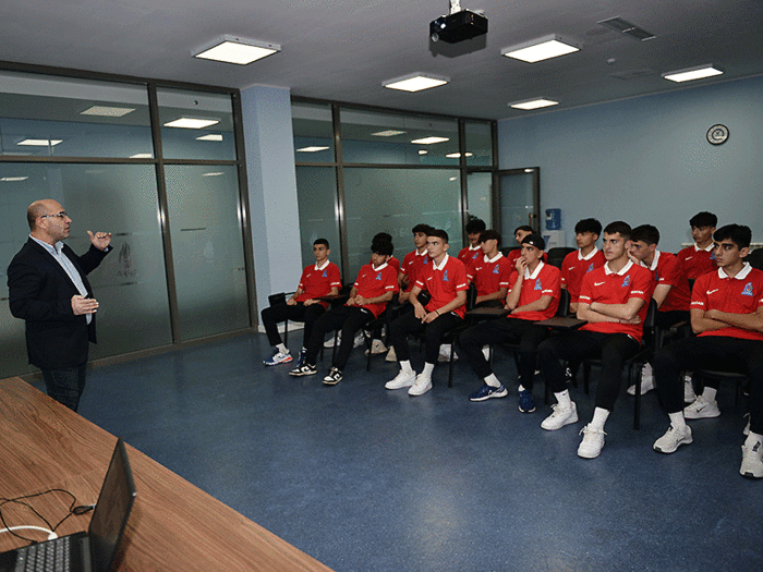 Seymur Səlimli bu dəfə U-17-nin üzvlərinə seminar keçib