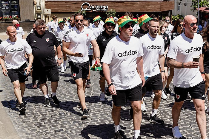 Uels millisi Bakıda gəzintiyə çıxdı - FOTOLAR