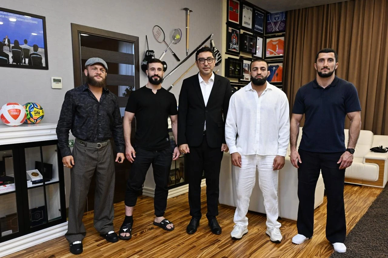 Fərid Qayıbov “UFC Fight Night” turnirində ölkəmizi təmsil etmiş idmançılarla görüşüb