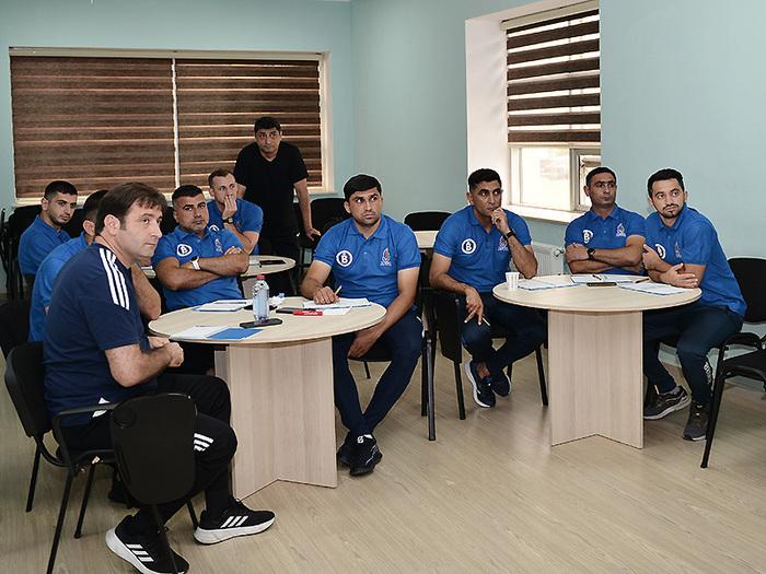 Millinin sabiq oyunçuları məşqçi kurslarına qatılıblar