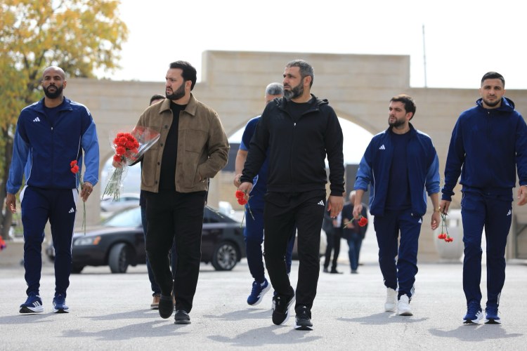 "Zirə" Gəncə Şəhidlər xiyabanını ziyarət etdi