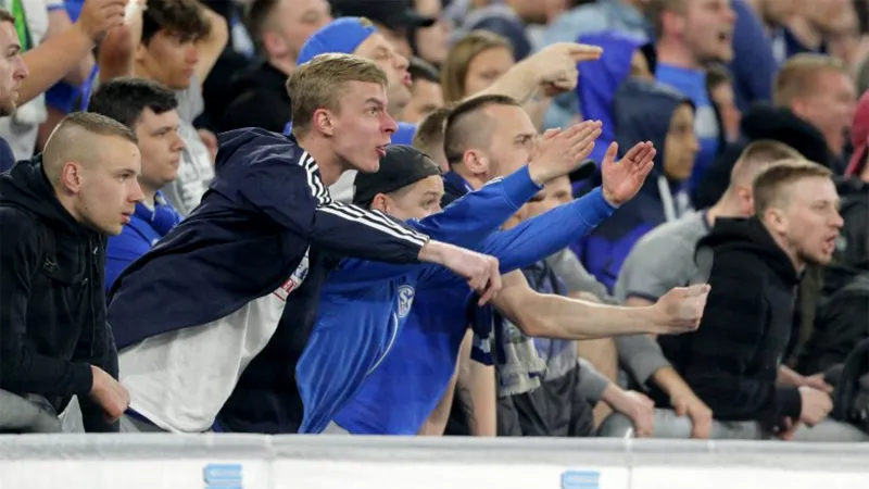 Almaniyada fanatlar arasında kütləvi dava