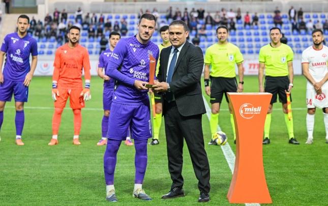 "Sumqayıt"ın futbolçusu mükafatlandırıldı