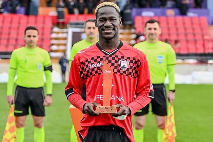 "Qəbələ"nin futbolçusu mükafatlandırıldı