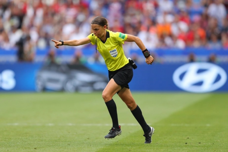 DÇ-2022: Mundialda ilk dəfə oyunu qadın baş hakim idarə edəcək