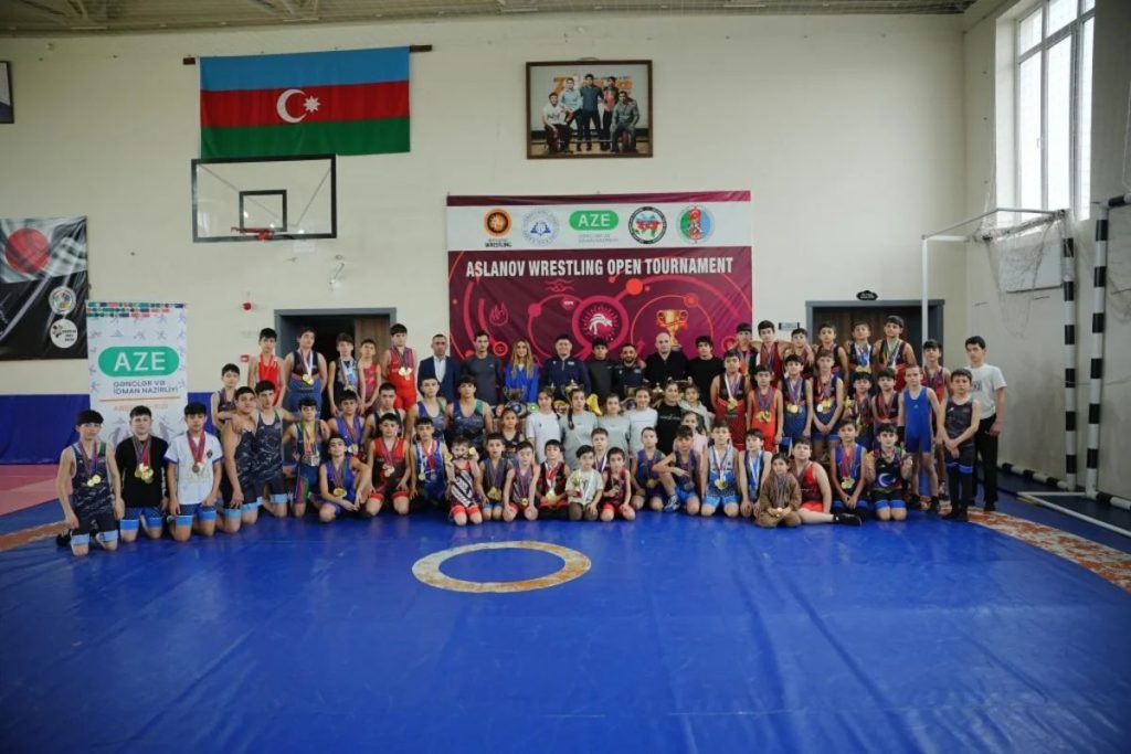 Tanınmış güləşçilər Xırdalanda şagirdlərlə görüş keçirib