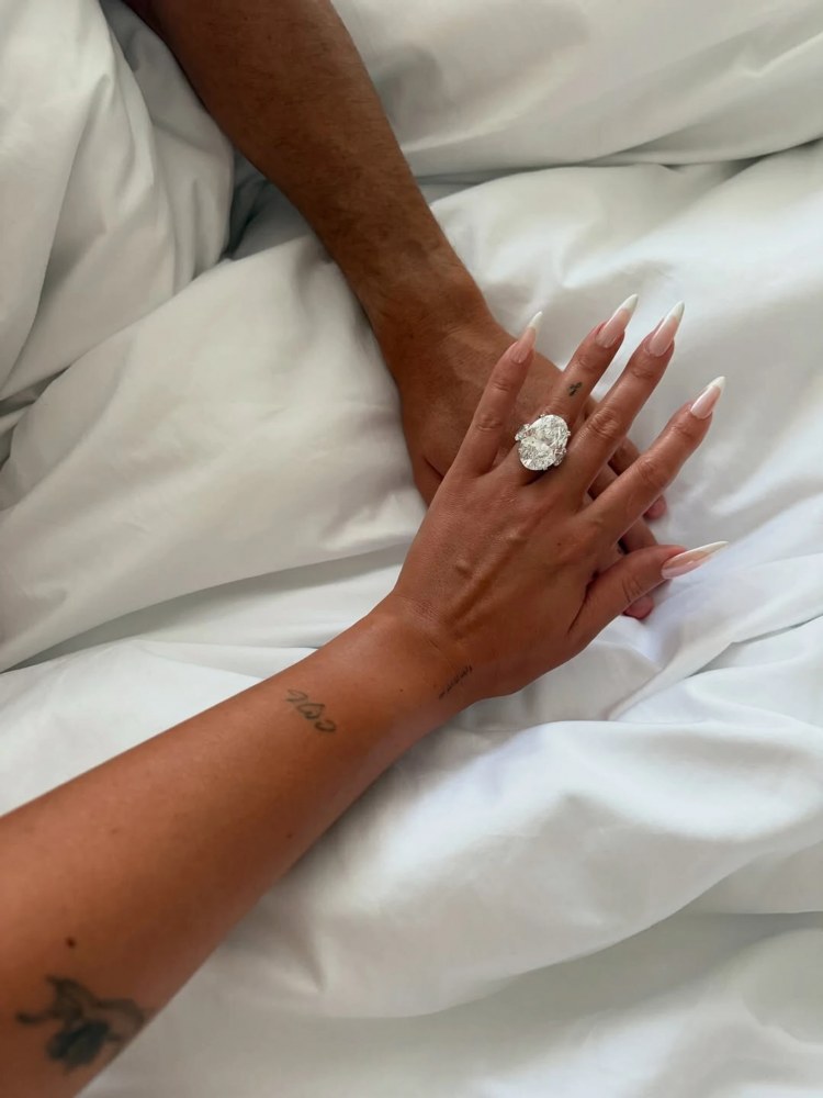 Ronaldonun sevgilisi qiyməti milyonlarla ölçülən nişan üzüyünü göstərdi