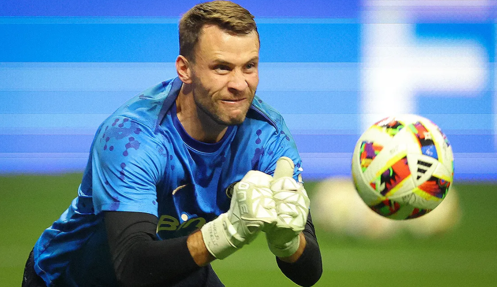 Oyuna çıxmayan qapıçı ilə müqavilə uzadıldı