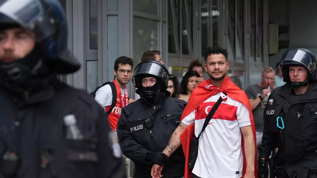 Türkiyə çempionunun fanatları Berlində 33 polisi yaralayıb