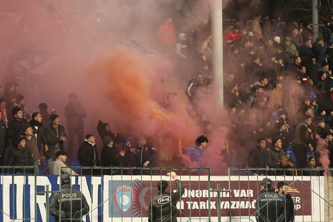 Azarkeşlər "boz qurdlar"ı 2000 ziyana saldı