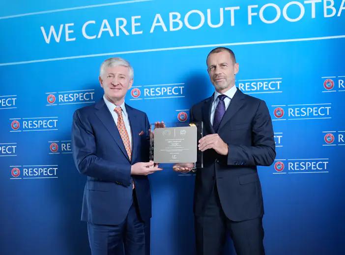 UEFA-nın rəhbəri "Şaxtyor"un prezidentini mükafatlandırıb