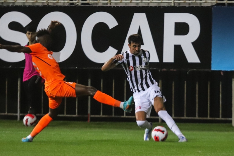 “Neftçi”nin futbolçusu “Rapid”lə oyunda sıradan çıxdı