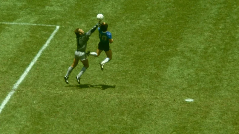 Maradonanın "Tanrının əli" adlandırlılan kapitan sarğısı 512 min dollara satılıb