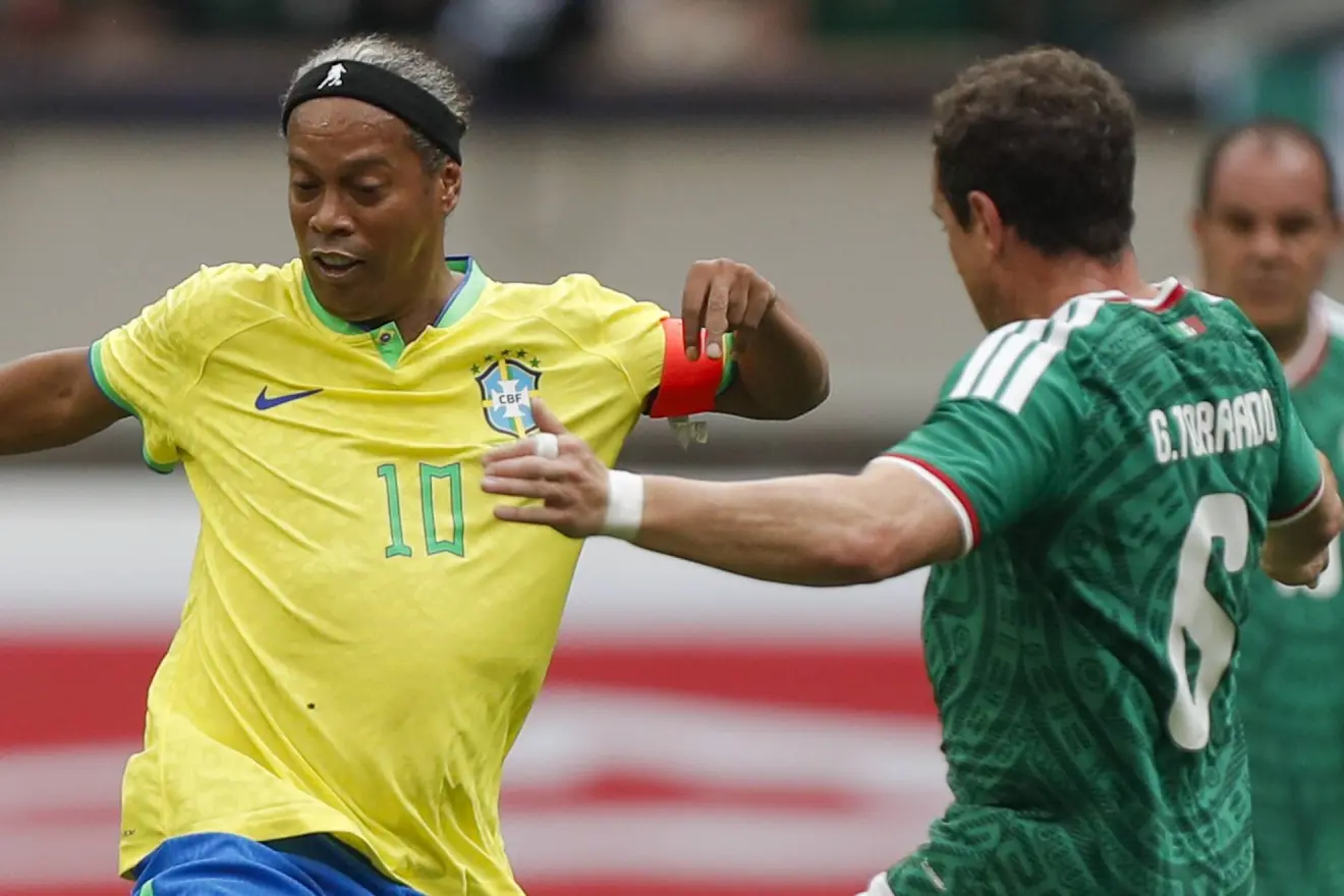 Meksikanın "ulduzları" Ronaldinyo, Adriano və Kakalı Braziliyanı məğlub etdi