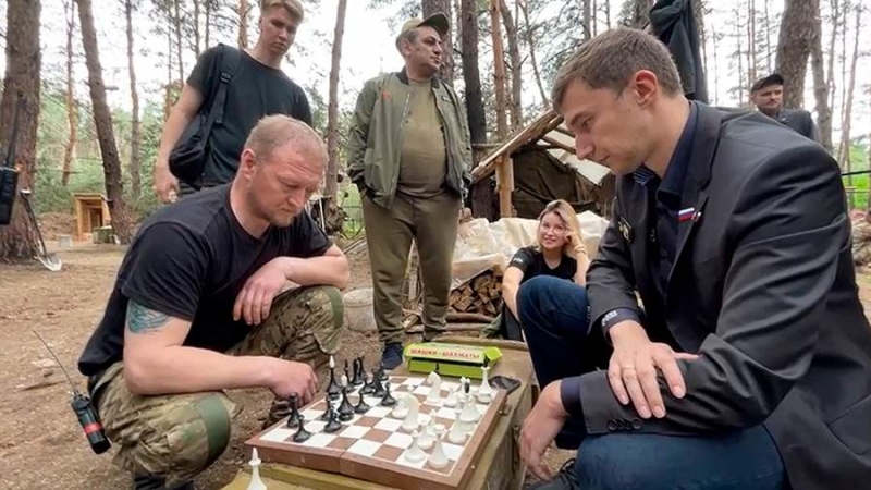 Karyakin Rusiyanın hərbi bazasını ziyarət etdi, şahmat oynadı