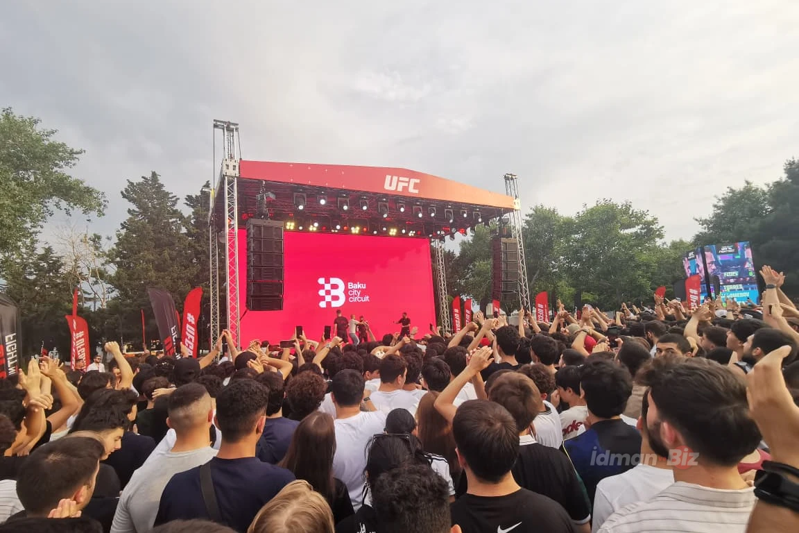 UFC döyüşçüləri Bakıda azarkeşlərlə görüşüblər
