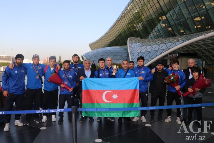 Avropa üçüncüsü olan güləş yığmamız Bakıya döndü - VİDEO