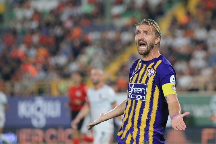 "Eyüpspor" millinin sabiq üzvü ilə yolları ayırdı