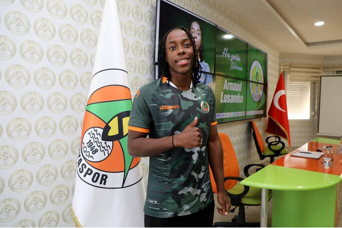 Super Liqa klubu dördünü gətirdi, birini yola saldı