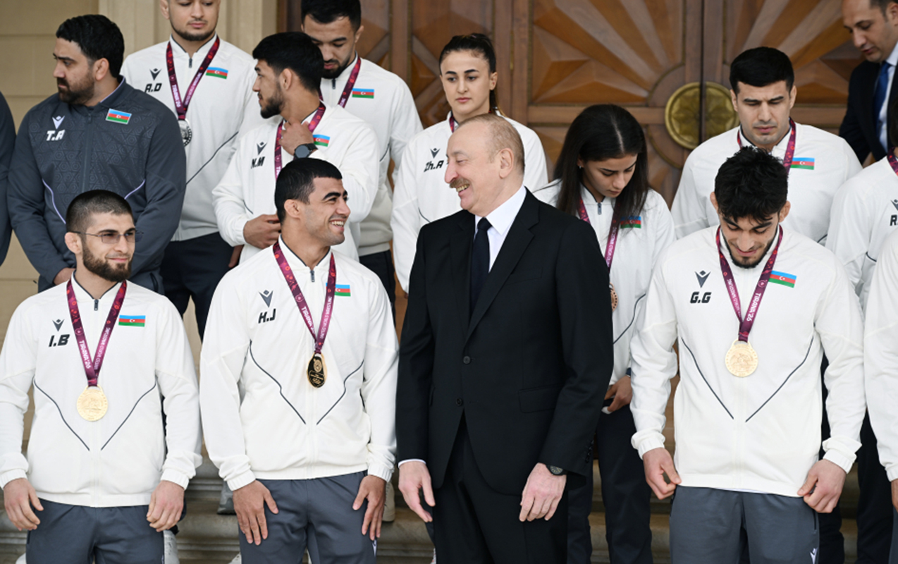 Prezident çempion güləşçiləri qəbul etdi