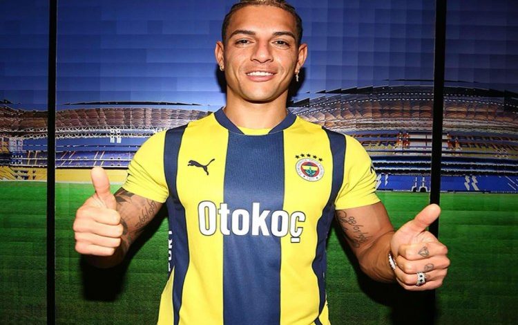 "Fənərbaxça" braziliyalını ictimiayyətə təqdim etdi
